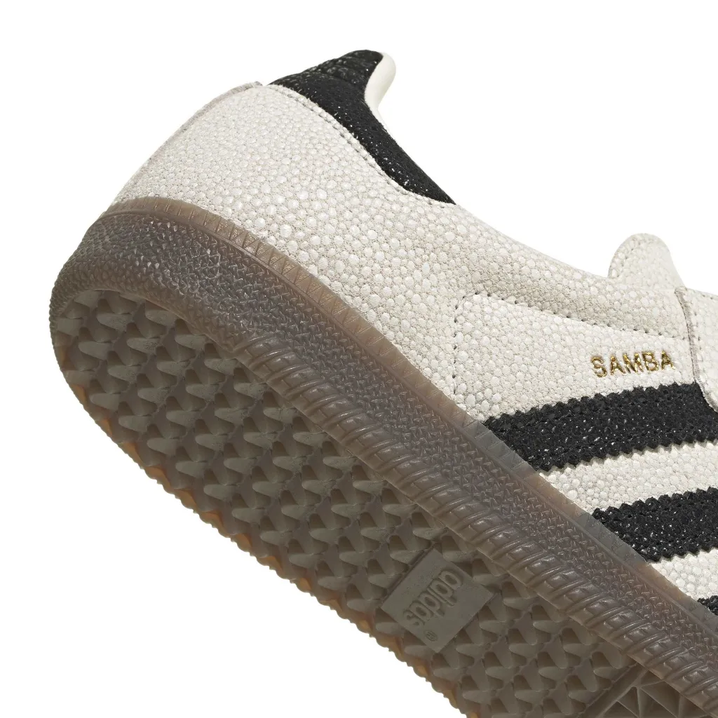 KJ7435_8_FOOTWEAR_Photography_Detail View 1_white.webp