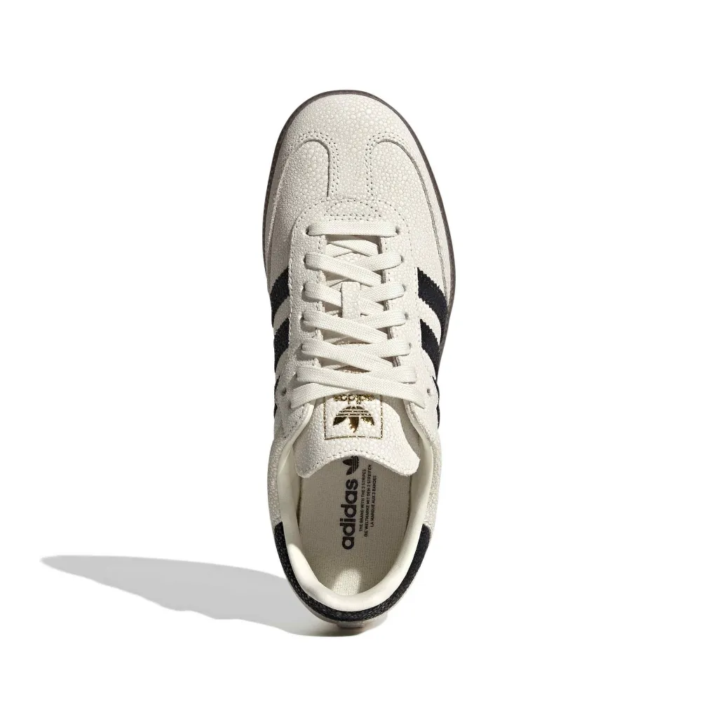 KJ7435_3_FOOTWEAR_Photography_Top Portrait View_white.webp