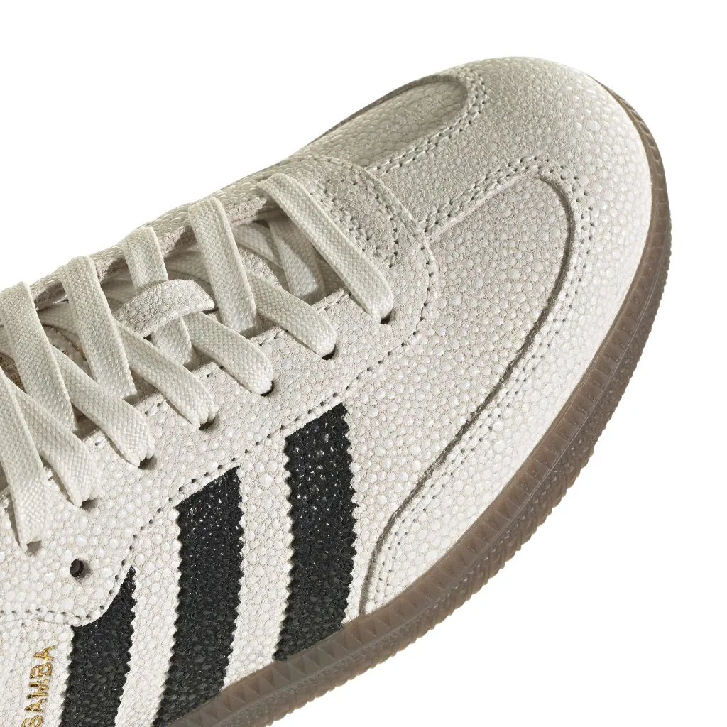 KJ7435_9_FOOTWEAR_Photography_Detail View 2_white.webp
