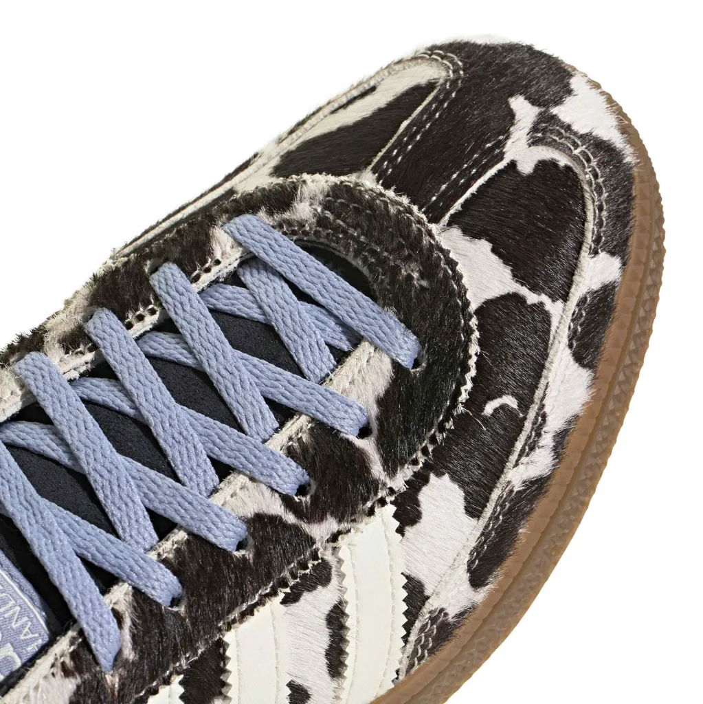 KI2183_9_FOOTWEAR_Photography_Detail View 2_white.webp
