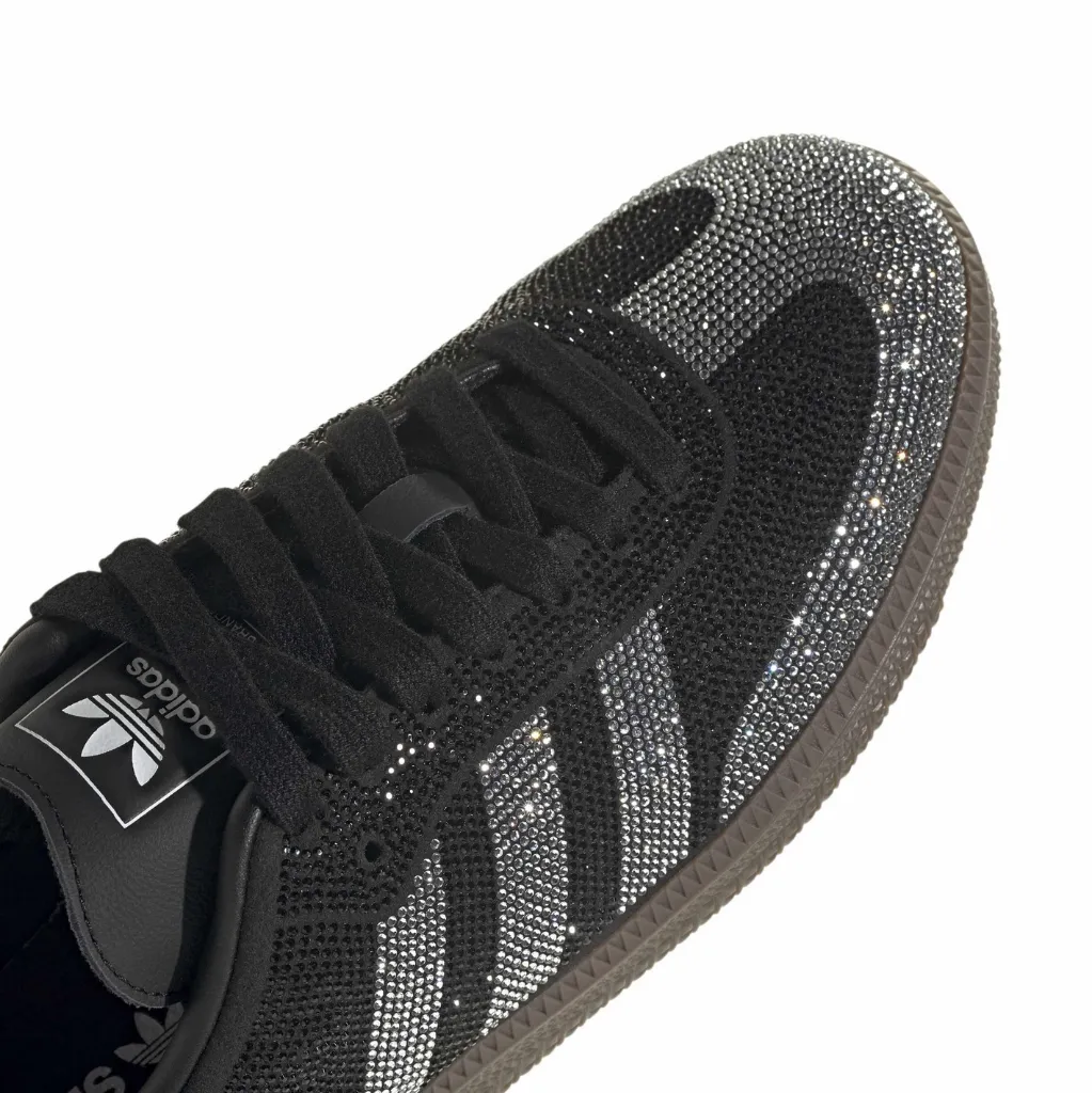 IH9052_8_FOOTWEAR_Photography_Detail View 1_white.webp