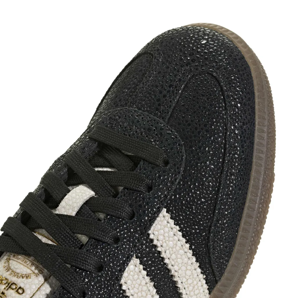 KJ7436_8_FOOTWEAR_Photography_Detail View 1_white.webp