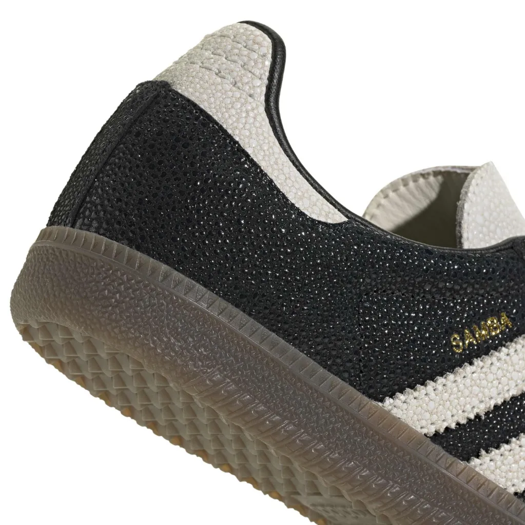 KJ7436_9_FOOTWEAR_Photography_Detail View 2_white.webp