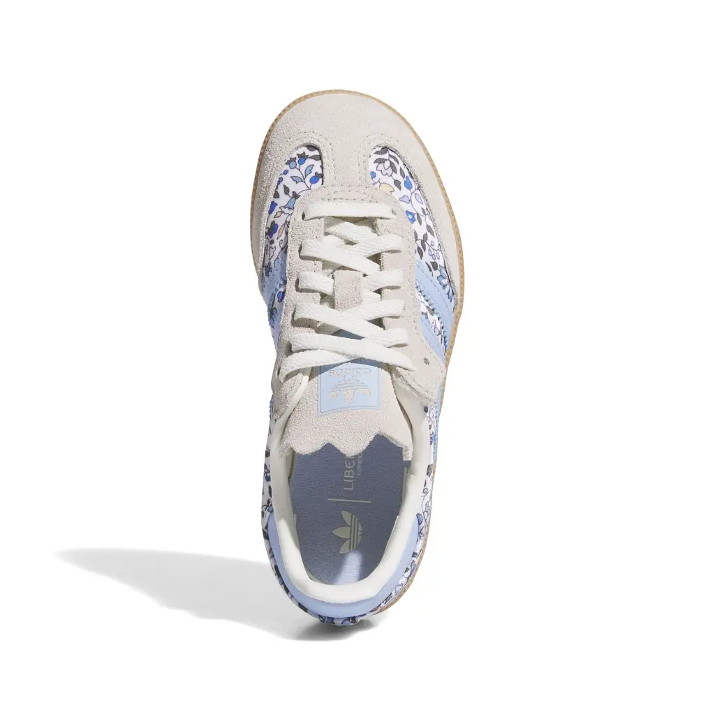 JP8079_3_FOOTWEAR_Photography_Top Portrait View_white.webp