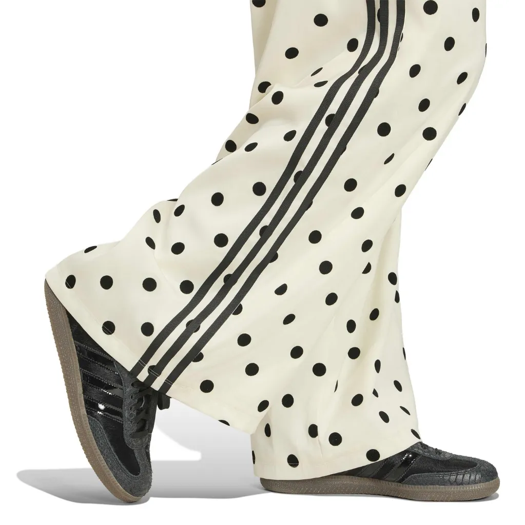 KV1168_6_APPAREL_On Model_Detail View 2_white.webp