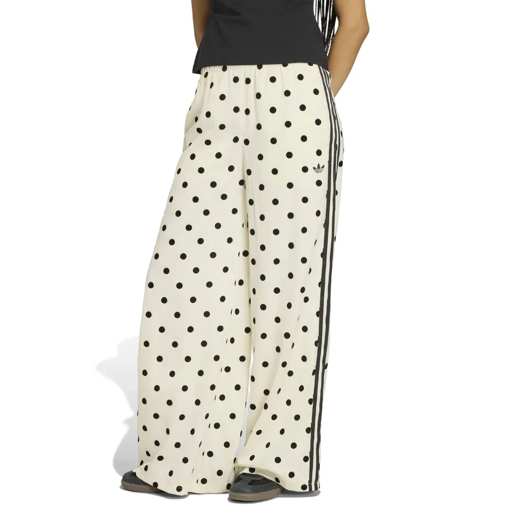 KV1168_2_APPAREL_On Model_Standard View_white.webp