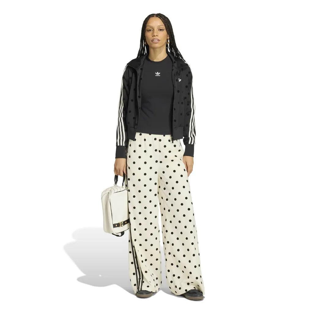 KV1168_4_APPAREL_On Model_Walking View_white.webp