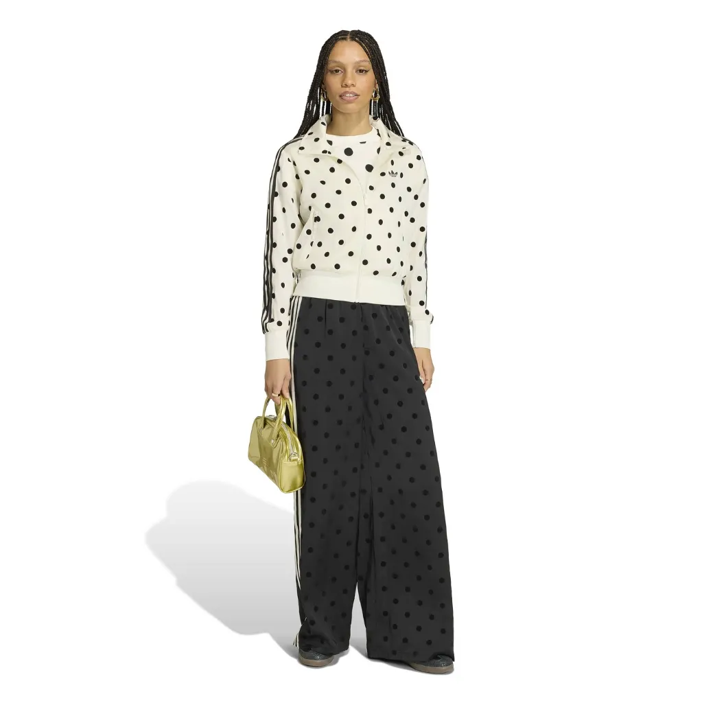 KV1165_4_APPAREL_On Model_Walking View_white.webp