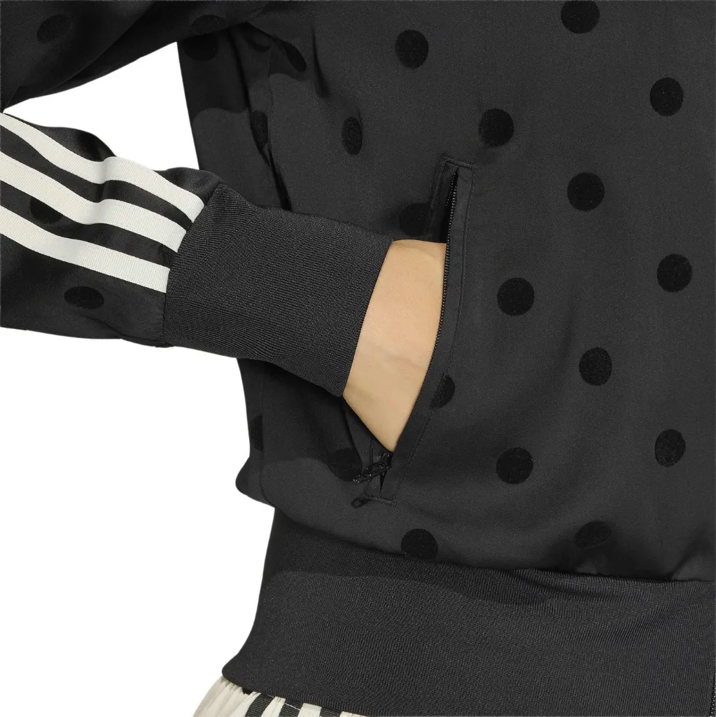 KV1166_6_APPAREL_On Model_Detail View 2_white.webp