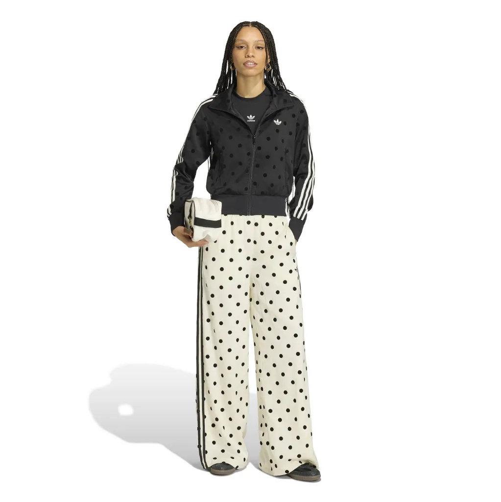 KV1166_4_APPAREL_On Model_Walking View_white.webp
