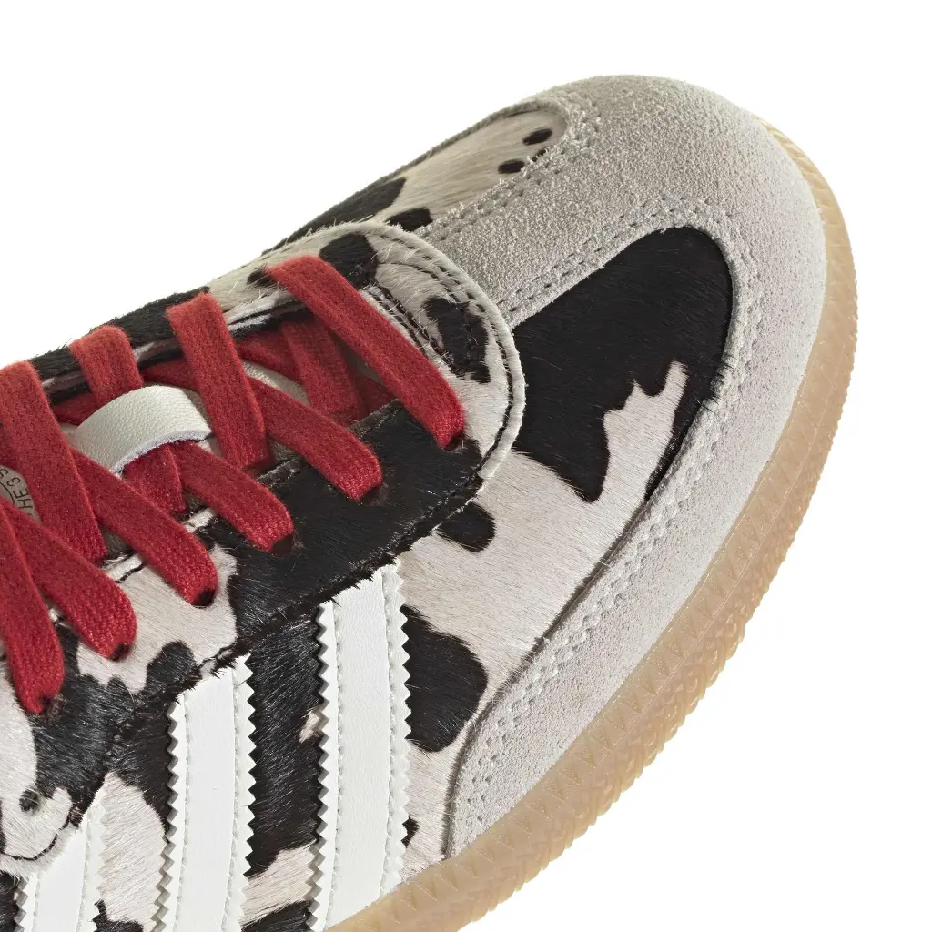 KI6956_9_FOOTWEAR_Photography_Detail View 2_white.webp