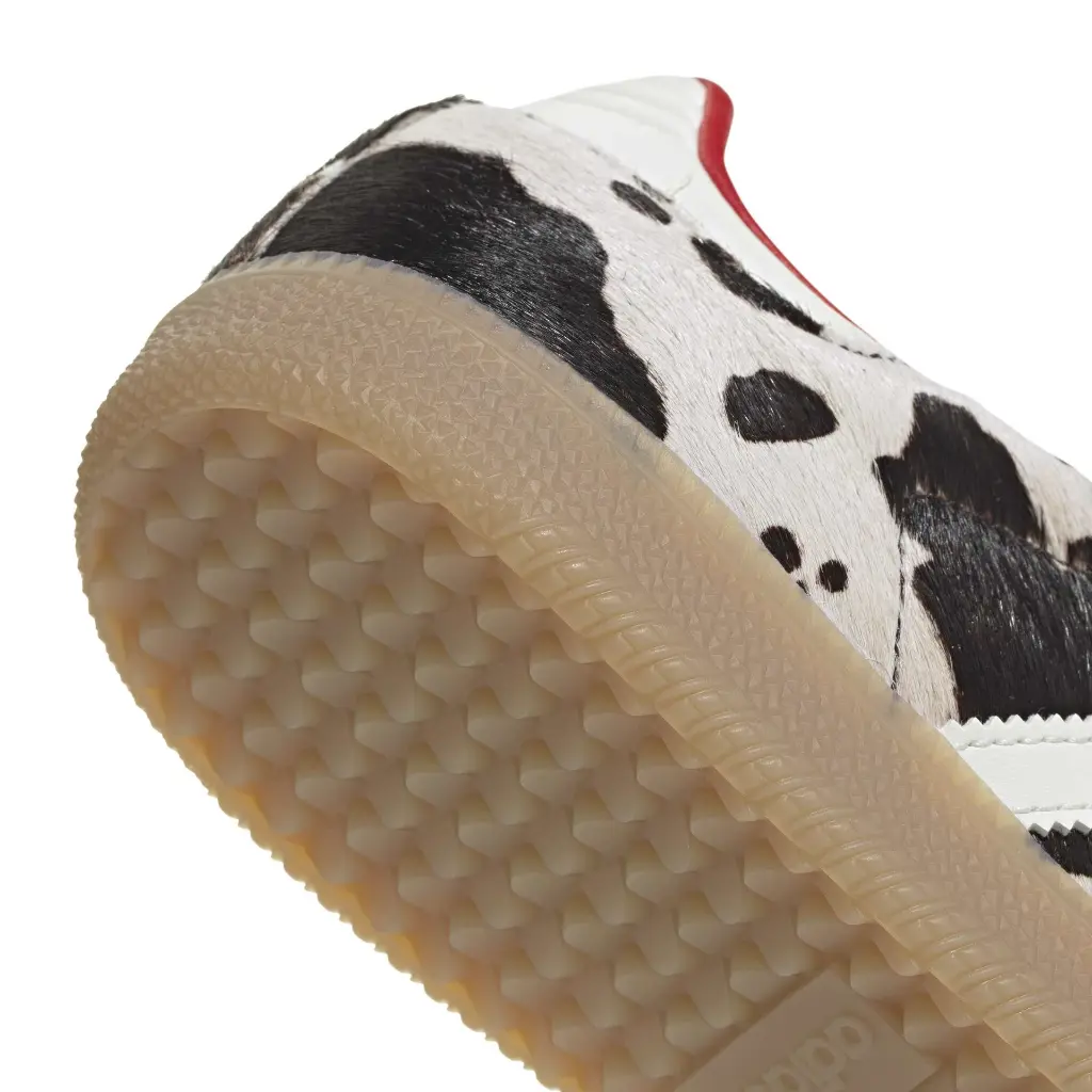 KI6956_8_FOOTWEAR_Photography_Detail View 1_white.webp