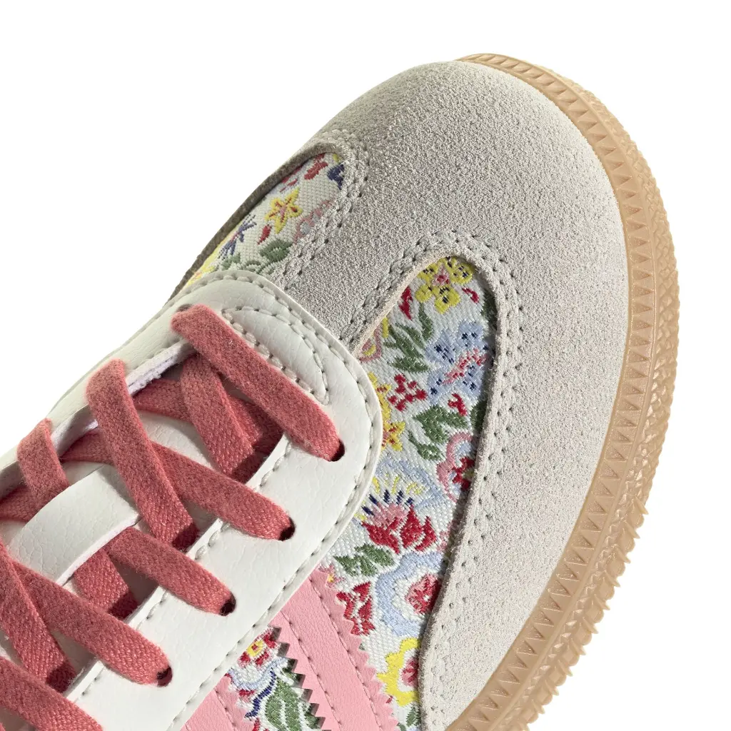 JI0281_9_FOOTWEAR_Photography_Detail View 2_white.webp