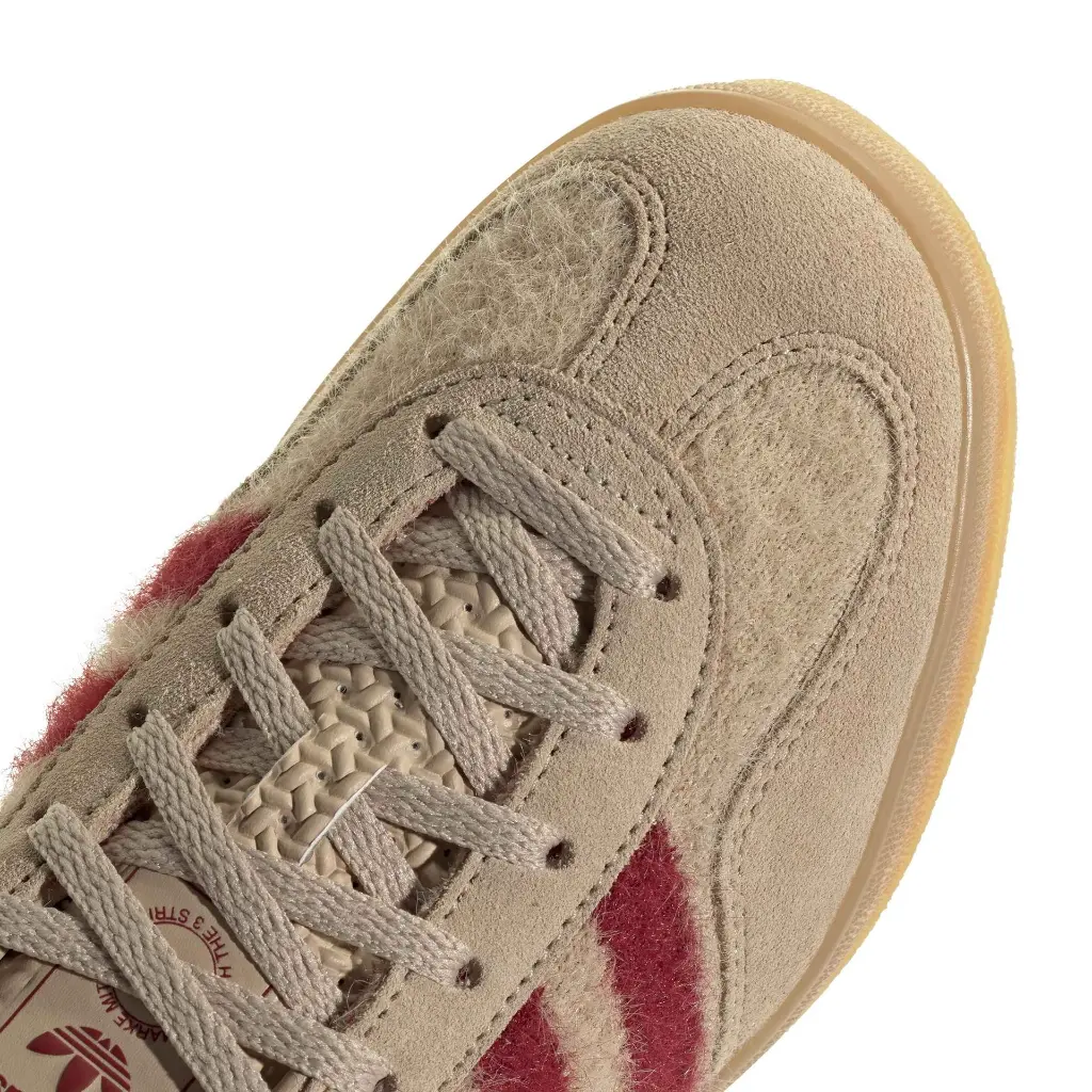 JP8341_9_FOOTWEAR_Photography_Detail View 2_white.webp