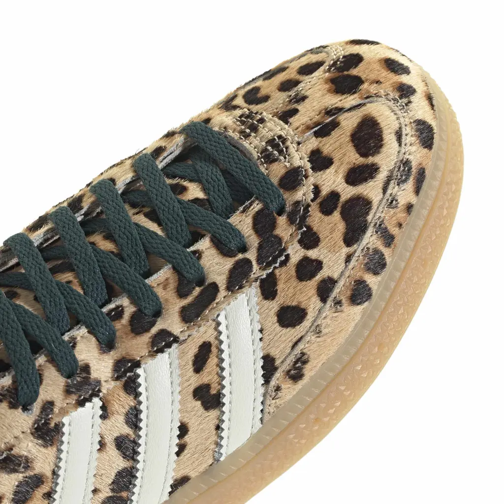 KI6678_9_FOOTWEAR_Photography_Detail View 2_white.webp