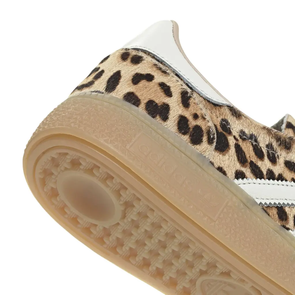 KI6678_8_FOOTWEAR_Photography_Detail View 1_white.webp