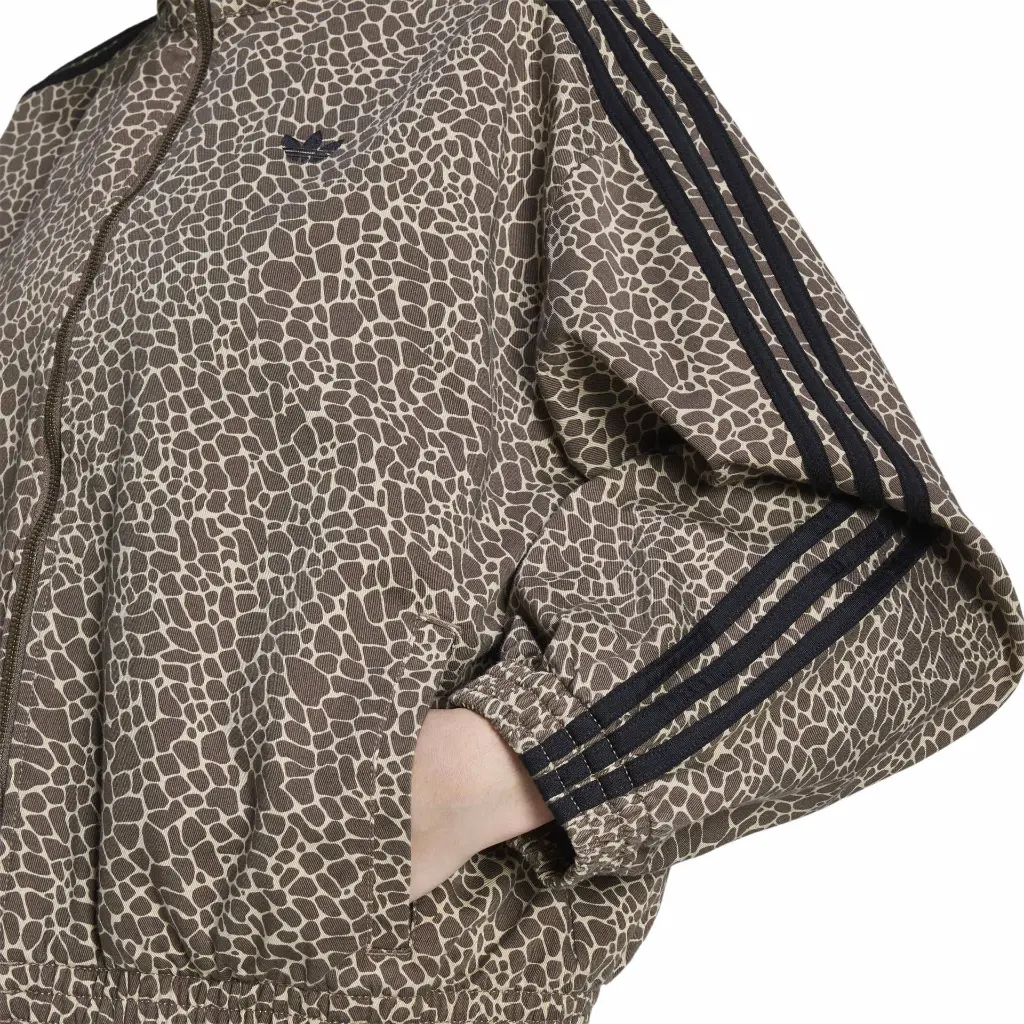 KD2815_5_APPAREL_On Model_Detail View 1_white.webp