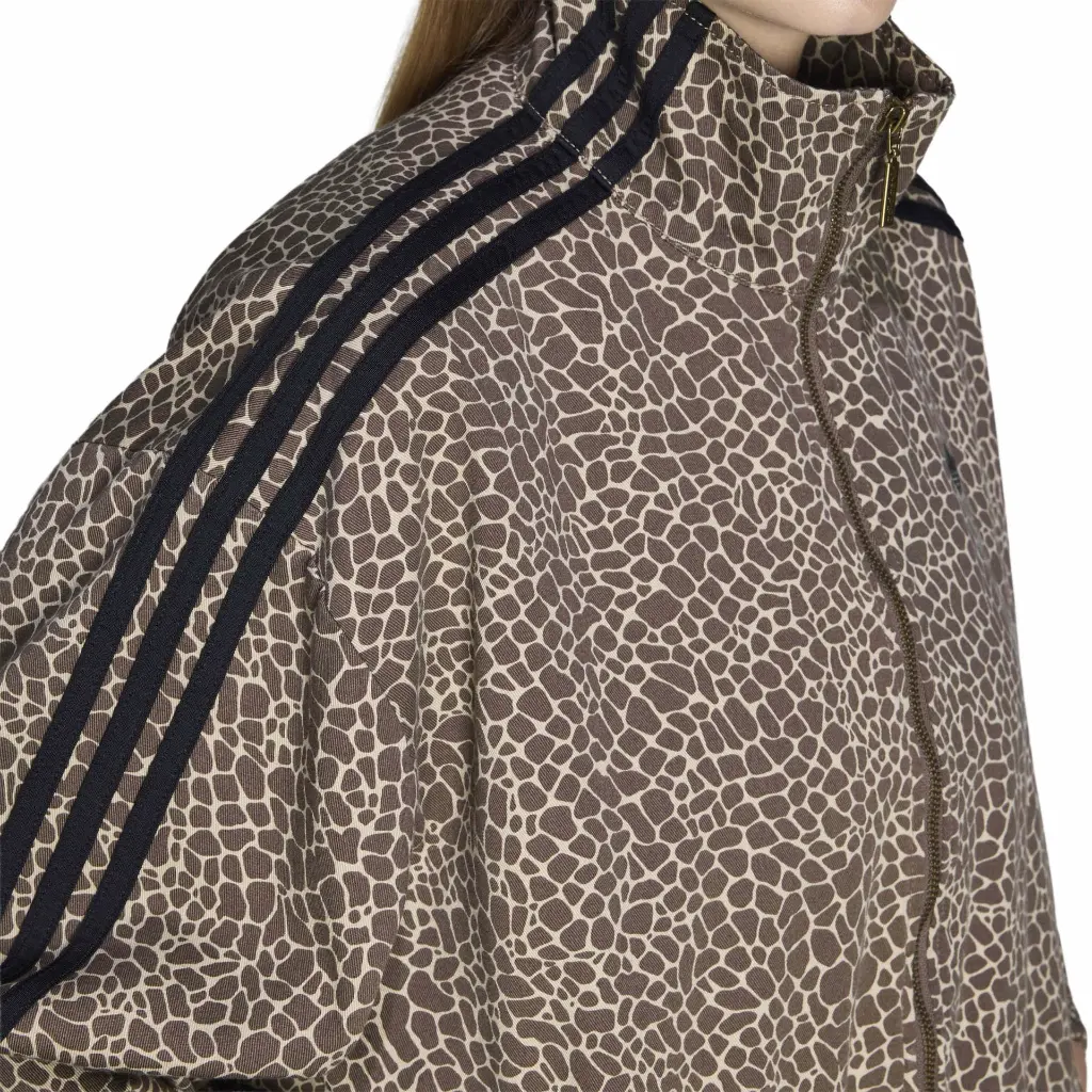 KD2815_6_APPAREL_On Model_Detail View 2_white.webp