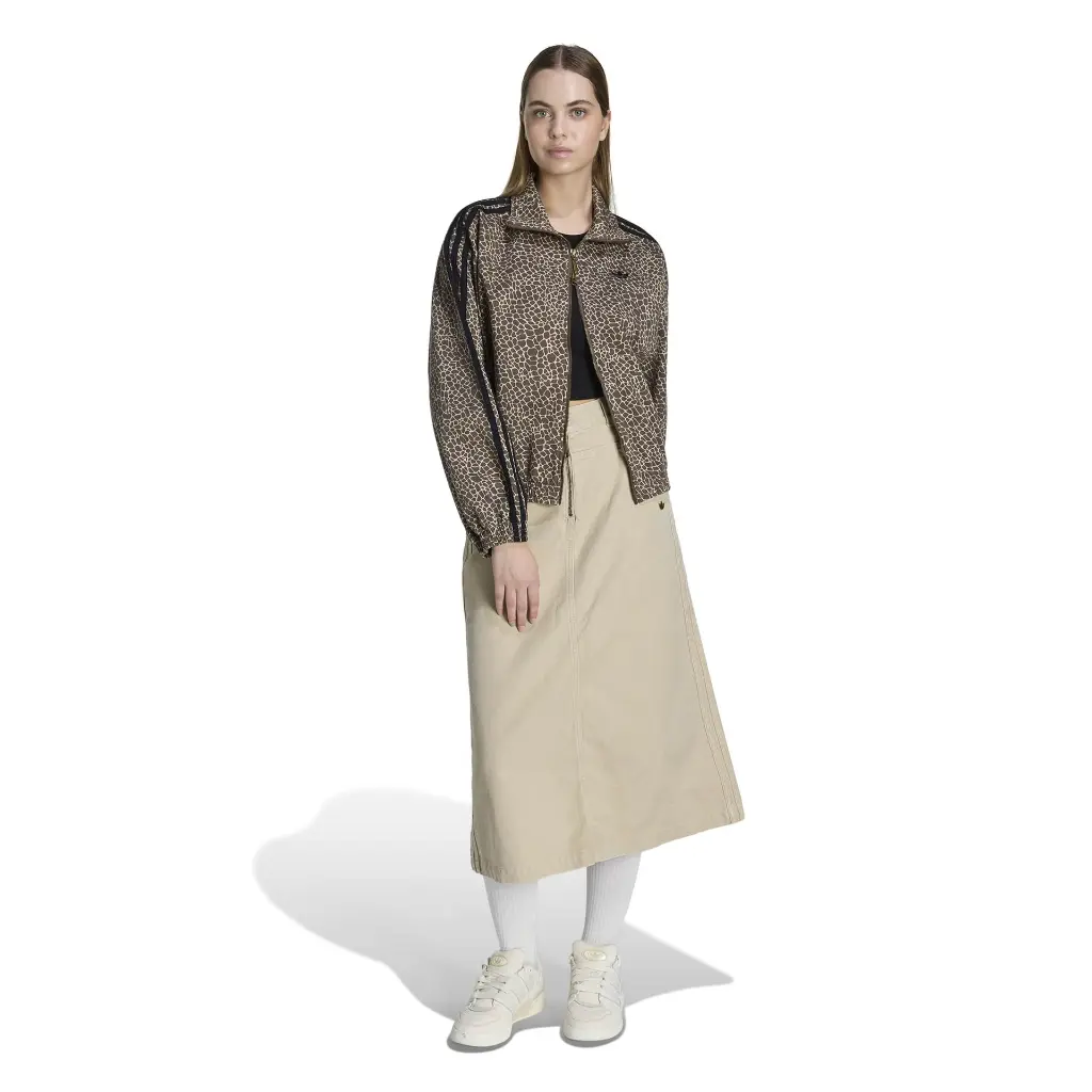 KD2815_4_APPAREL_On Model_Walking View_white.webp