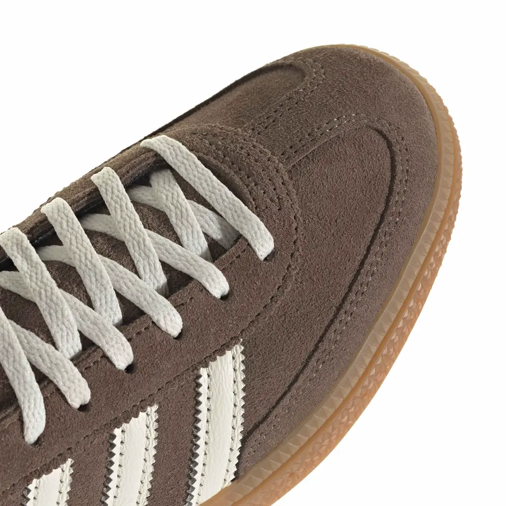 IF6490_9_FOOTWEAR_Photography_Detail View 2_white.webp