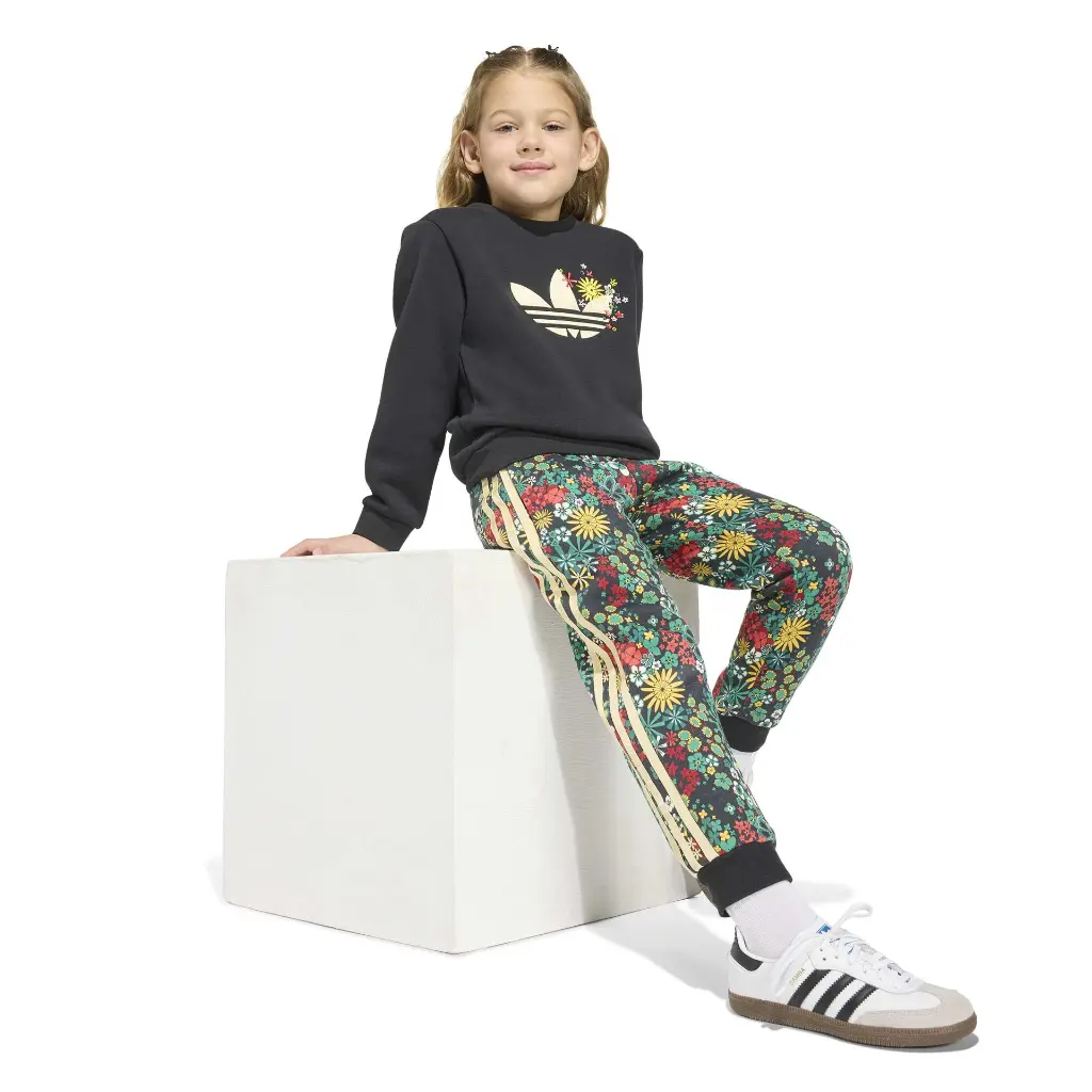 KD5933_6_APPAREL_On Model_Walking View_white.webp