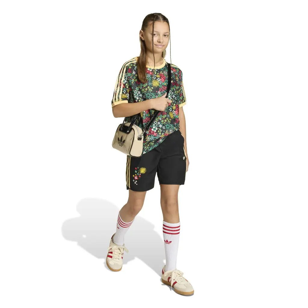 KD5949_4_APPAREL_On Model_Walking View_white.webp