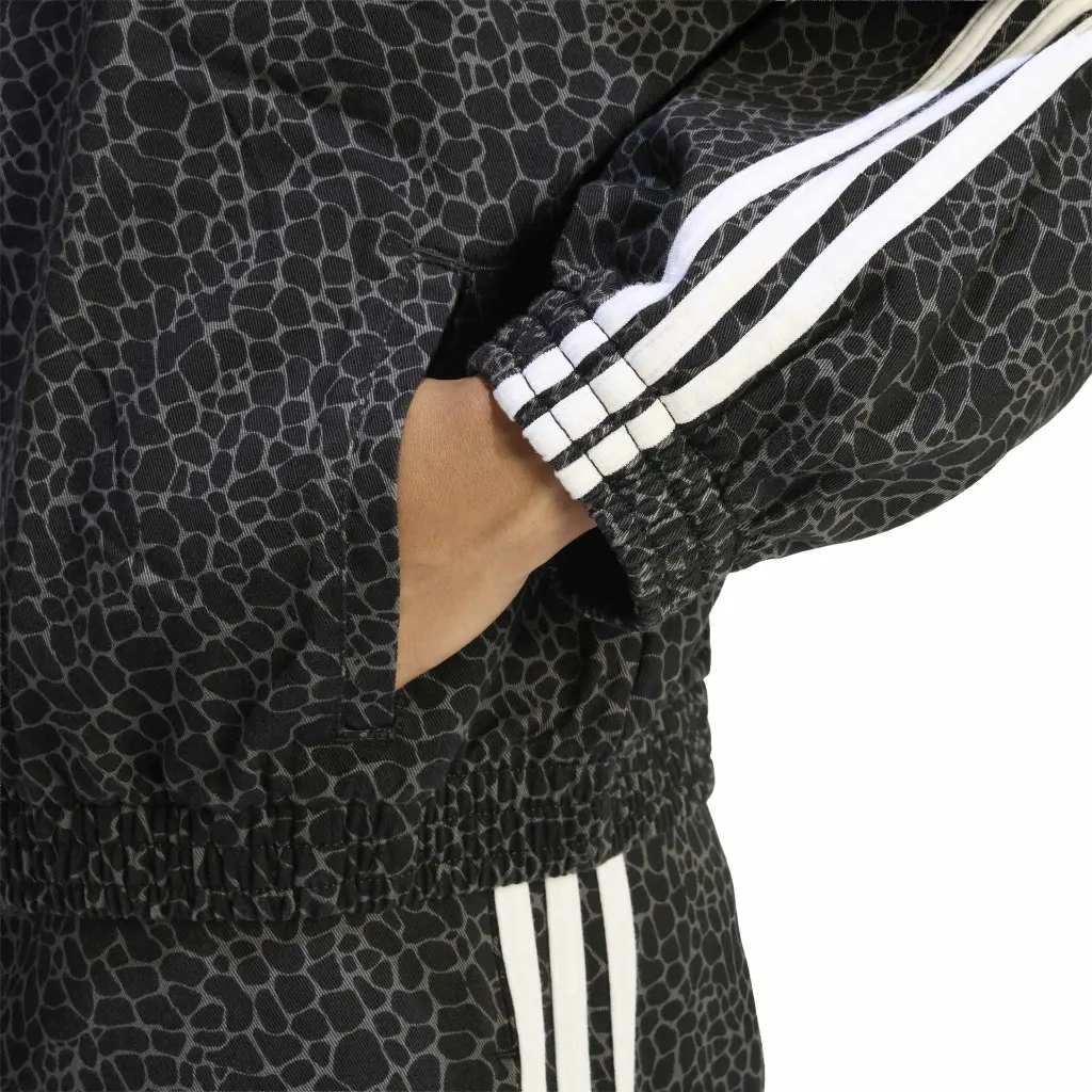 KD8809_6_APPAREL_On Model_Detail View 2_white.webp