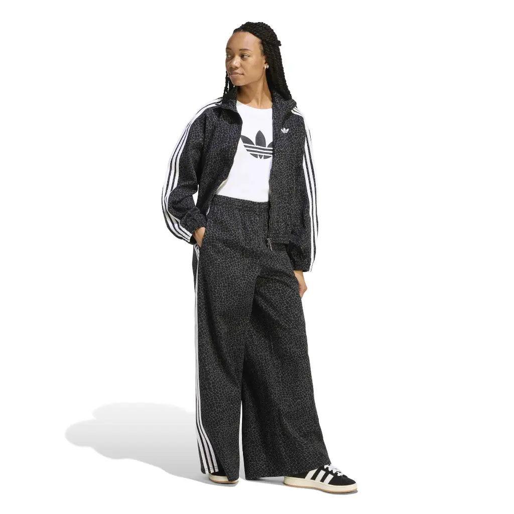 KD8809_4_APPAREL_On Model_Walking View_white.webp