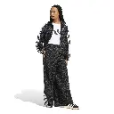 KD8809_4_APPAREL_On Model_Walking View_white.webp